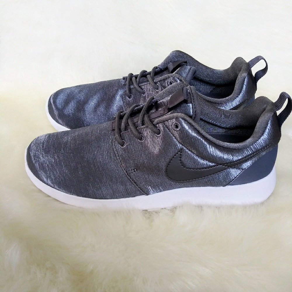 Nike Roshe One Premium Womens Sneakers
